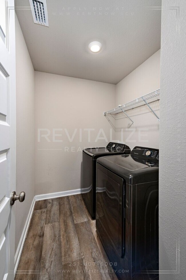 Building Photo - Stunning 2-Story 4 BD 2.5 BA House in Spanish Fort!