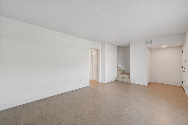 Building Photo - 8462 Leawood Blvd