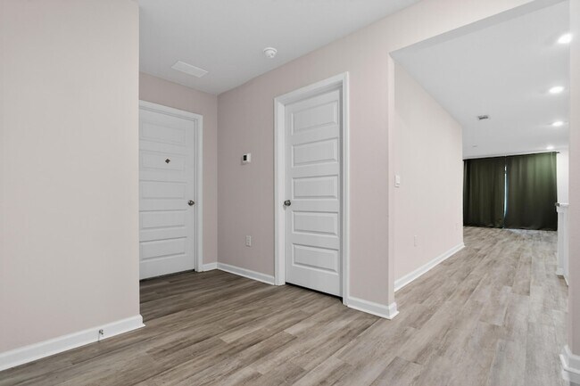 Building Photo - 6817 Interlachen Ln