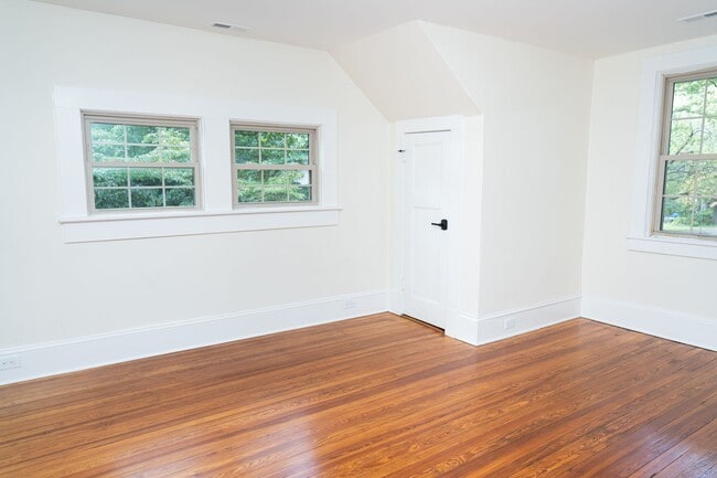 Building Photo - Large 4 Bedroom Home On Oakhurst Circle