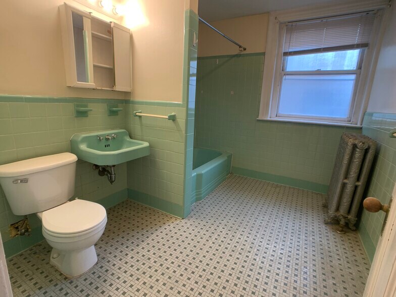 Building Photo - 456 Park Dr