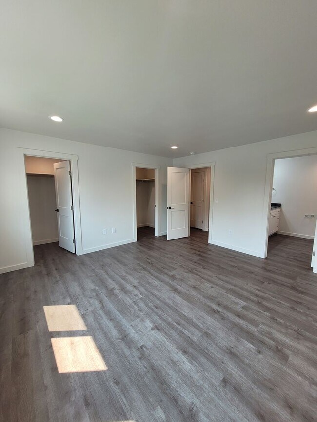 Building Photo - 527 Canterbury Ln