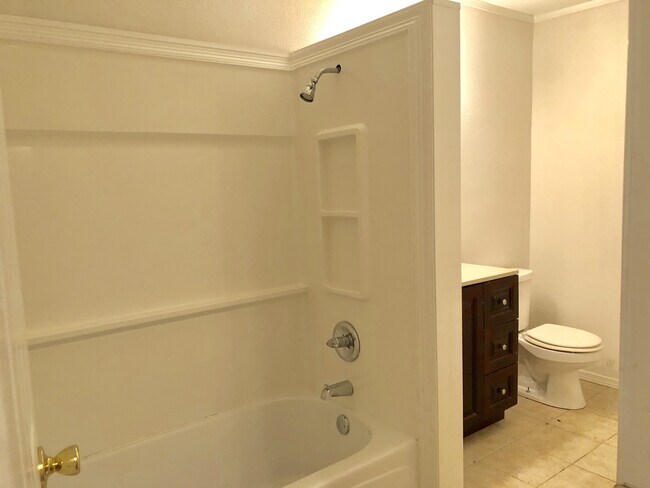 Building Photo - 3br/2ba cottage by LSU with all new appl, 2nd house from River Road