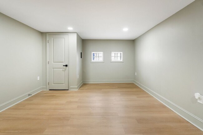 Building Photo - Beautiful 3 Bedroom 4 Bathroom East Baltim...