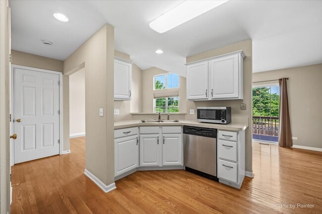 Building Photo - 1058 E Danbury Dr