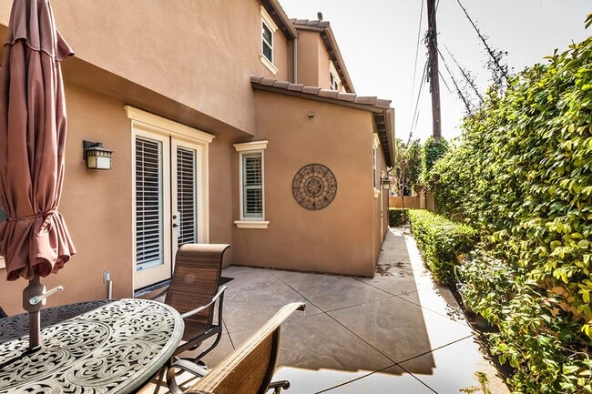 Building Photo - Large 3 Bed 2.5 Bath Home Available In Eas...
