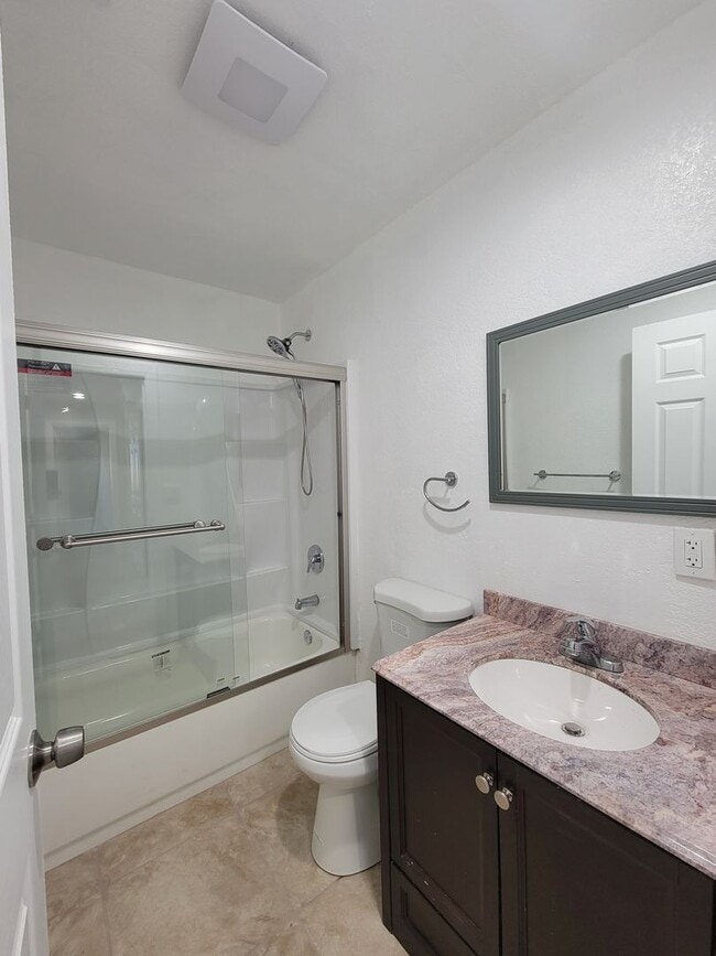 Building Photo - For Rent – 3 Bed / 2 Bath Single Family Ho...