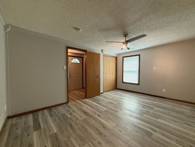 Building Photo - 3 bedroom 1 bath near 37th & Topeka