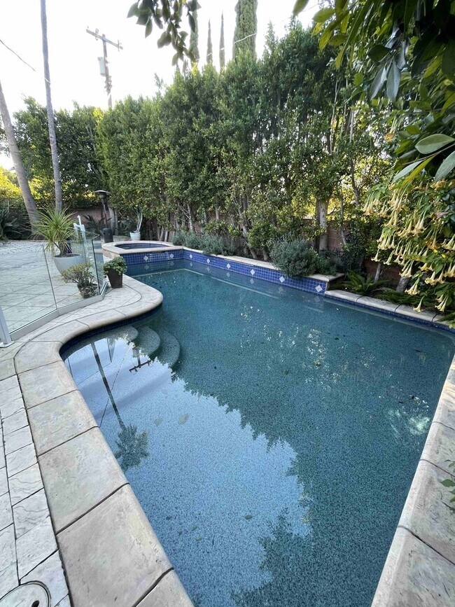 Building Photo - UPGRADED SMART HOME IN PRESTIGIOUS ENCINO VILLAGE!