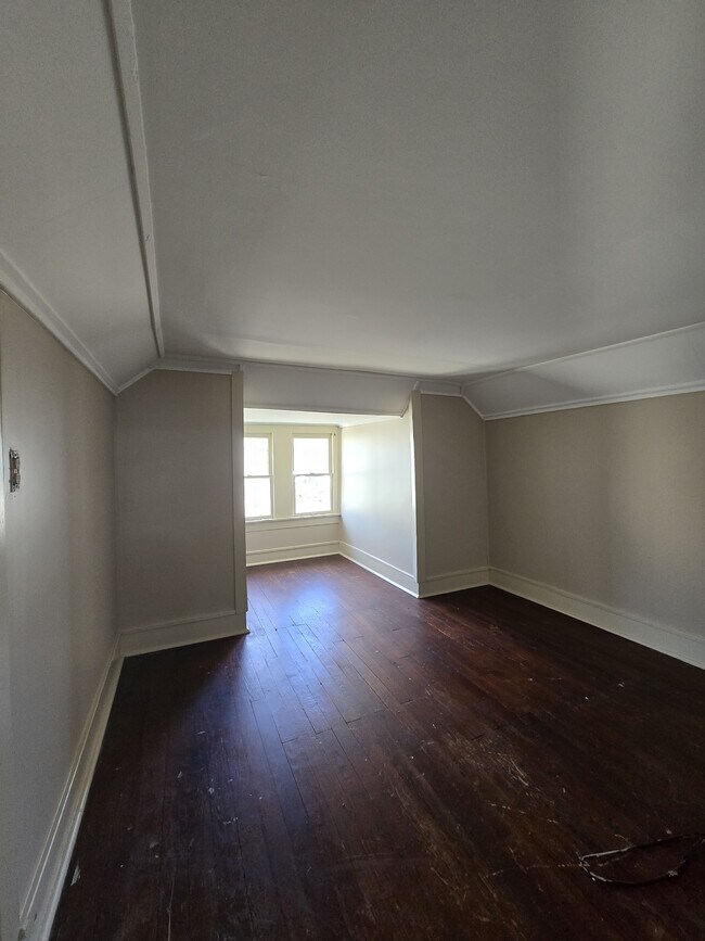 Building Photo - 517 S Vine St