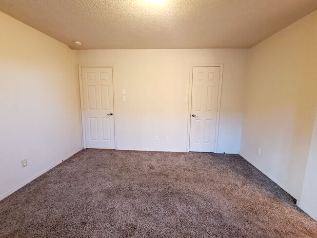 Building Photo - MOVE IN SPECIAL! 1/2 off 2nd months rent! Cute 3 bed, 2 bath home in Huning Ranch