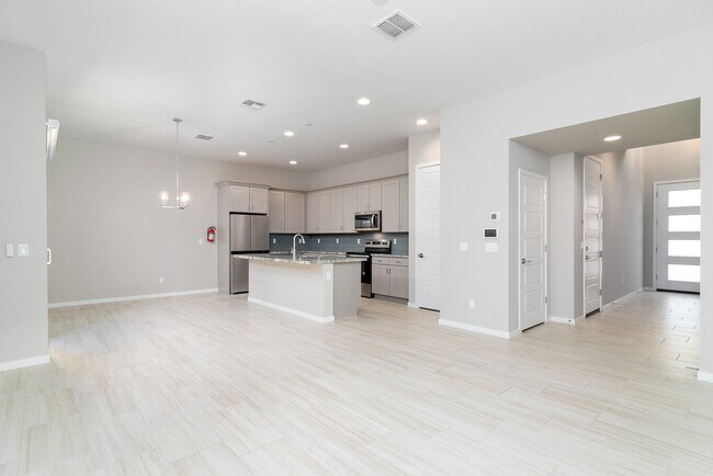 Bright, Open and Airy - 901 S Smith Rd