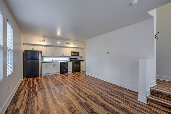 Building Photo - Beautifully located in the heart of Counci...