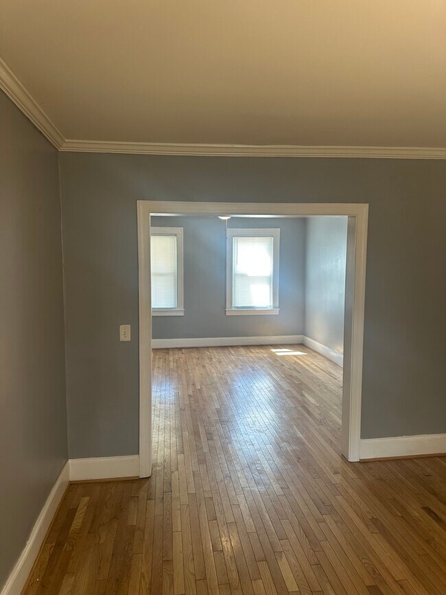 Building Photo - 3 bedroom with huge rear yard