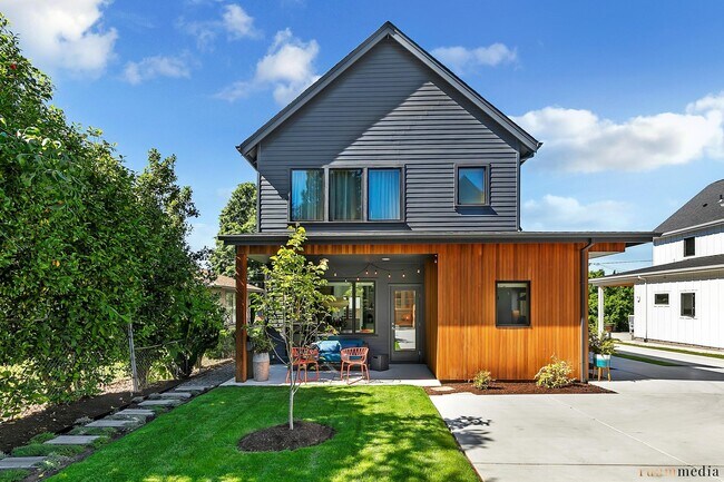 Building Photo - 2038 NE Morgan St. A