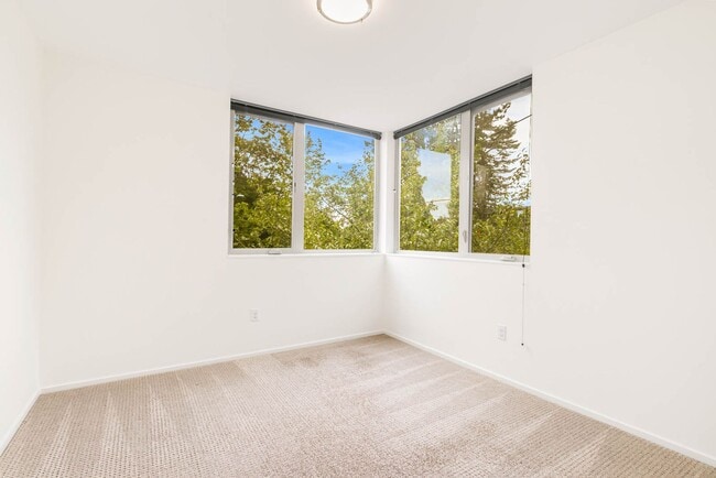 Building Photo - 1520 13th Ave S