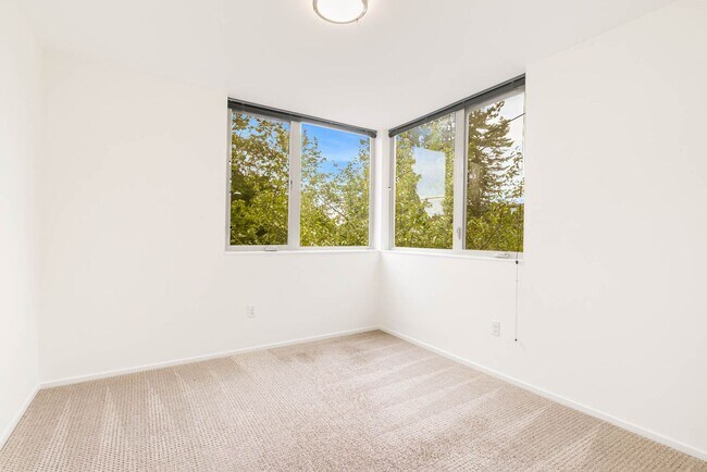 Building Photo - 3 Bedroom Modern Industrial Townhome with City Views & Rooftop Oasis