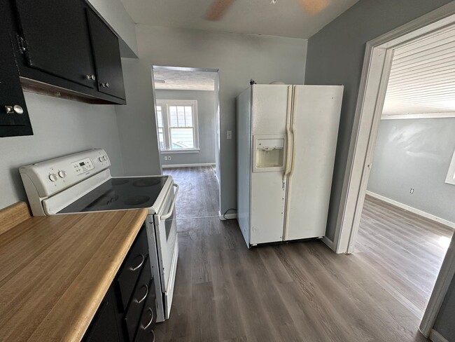 Building Photo - BEAUTIFUL 2 BEDROOM 1 BATH NEWLY REMODELED