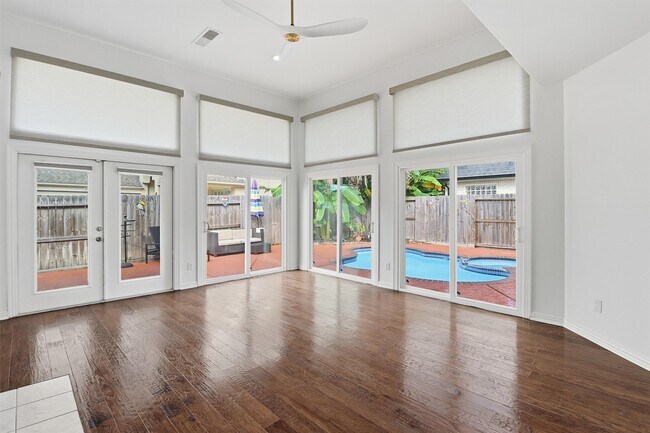 Building Photo - 201 Las Brisas St