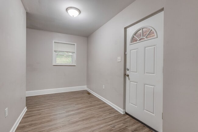 Building Photo - Available August  2026 - Beautiful 2.5 Bedroom, 1 Bath Home in Mt. Washington Area!