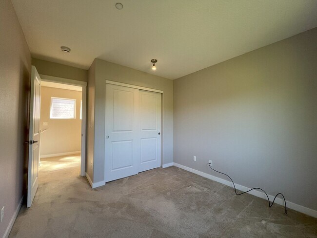 Building Photo - Modern 4-Bedroom End Unit with Community A...