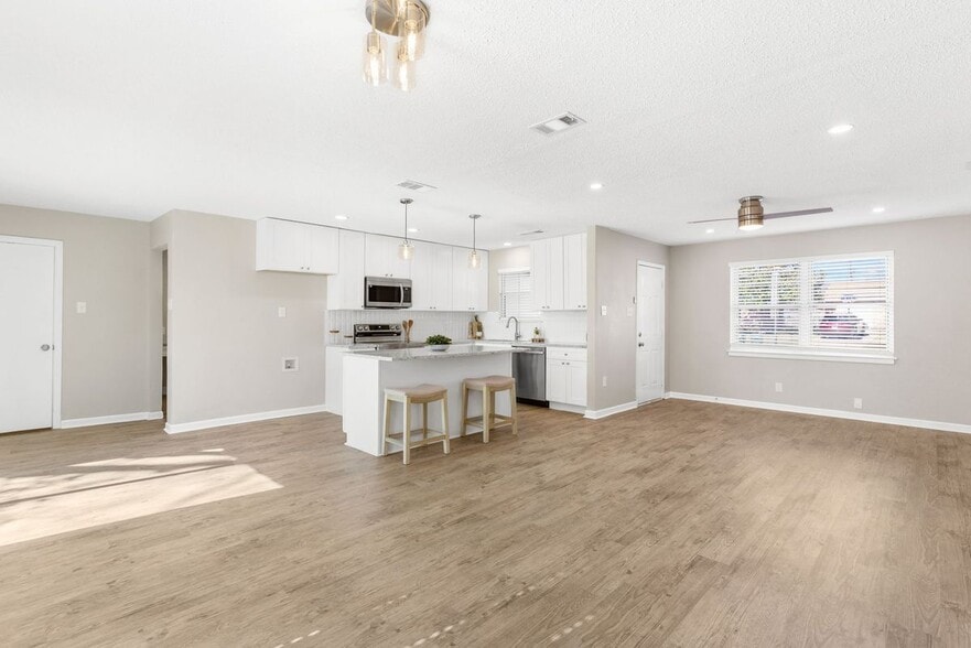 Building Photo - 714 Pleasant Valley Rd