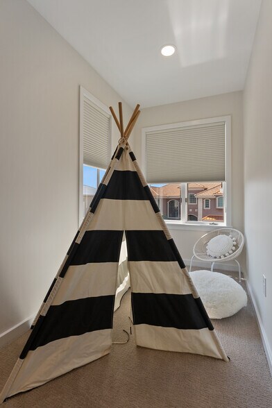 Building Photo - 7600 Bayshore Dr