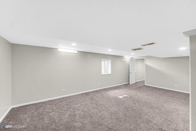 Building Photo - 2870 Roslyn Ln