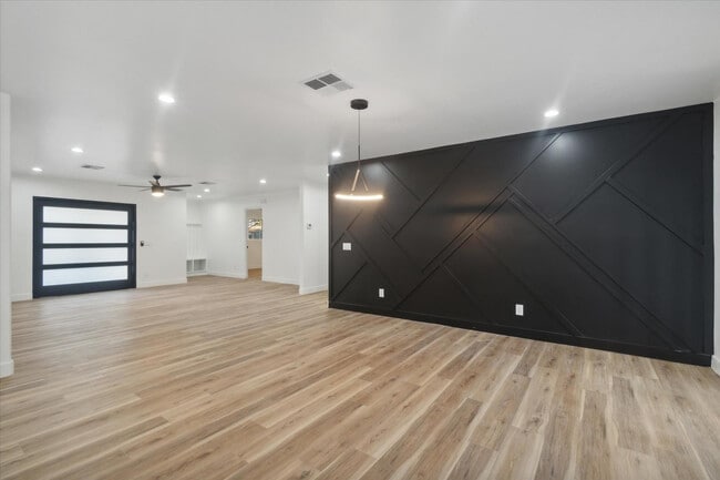 Building Photo - 8525 E Clarendon Ave