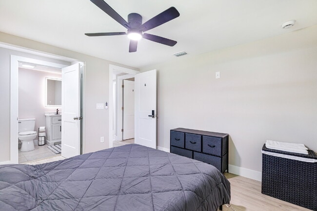 Building Photo - Englewood Padsplit Co-living Affordable Ho...