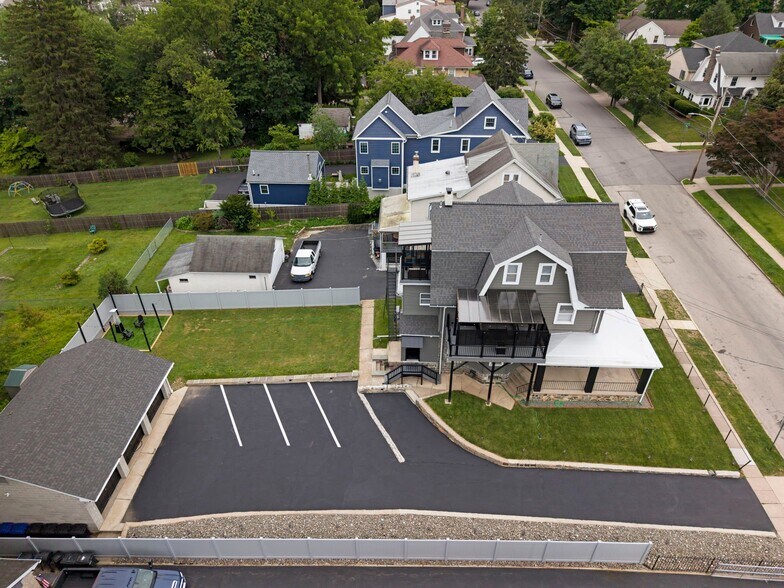 Building Photo - 660 Loraine St