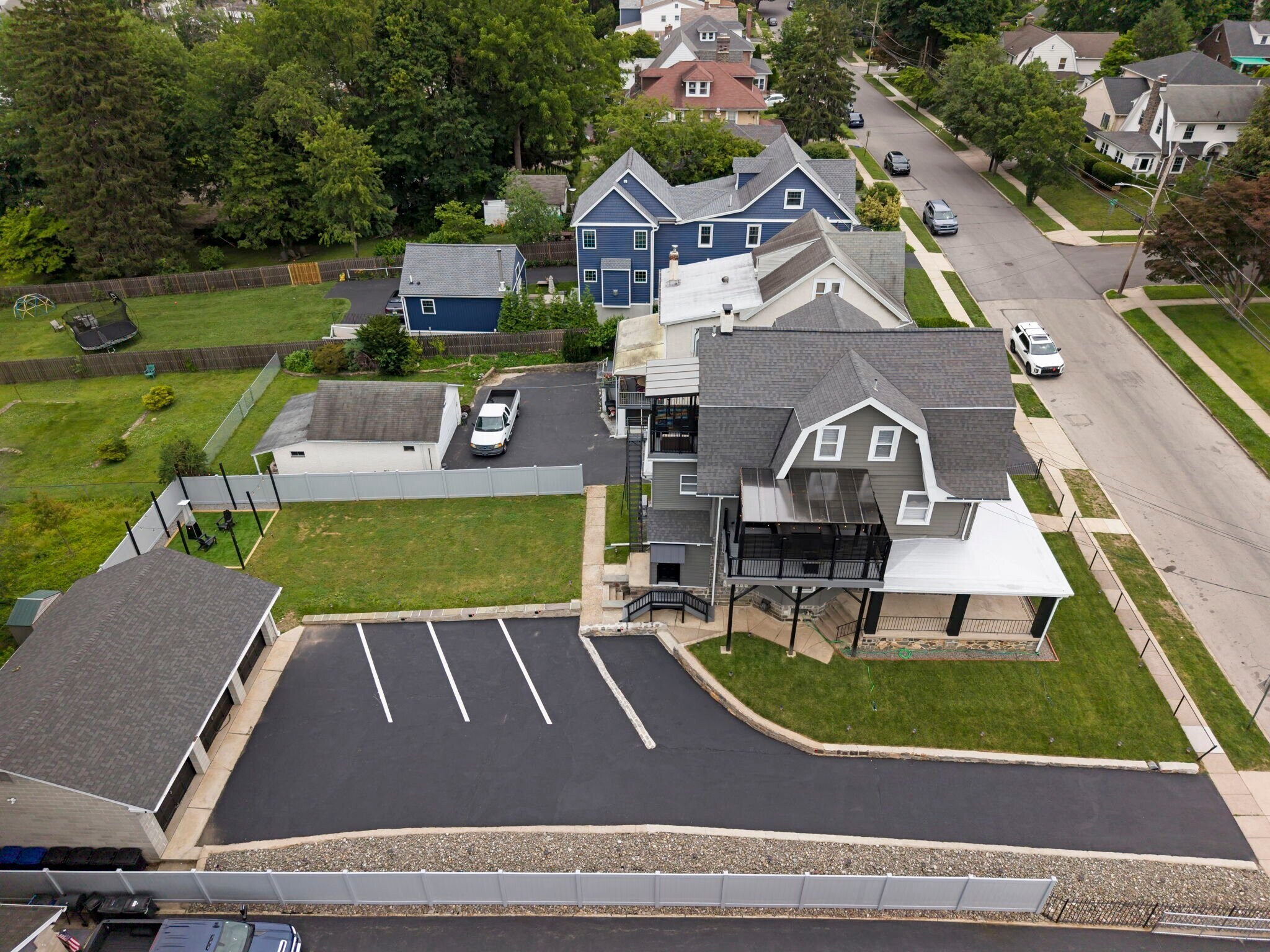 Building Photo - 660 Loraine St