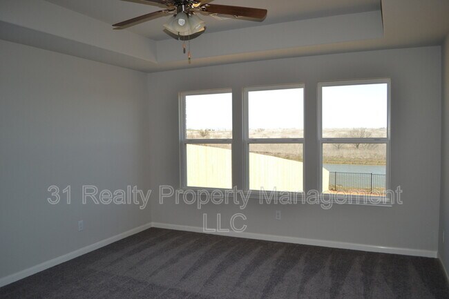 Building Photo - 5090 Royal Springs Dr