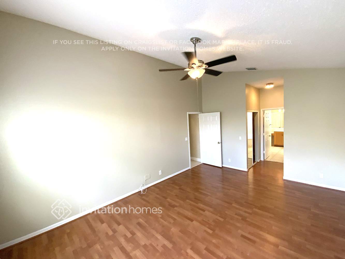 Building Photo - 9549 Lago Dr