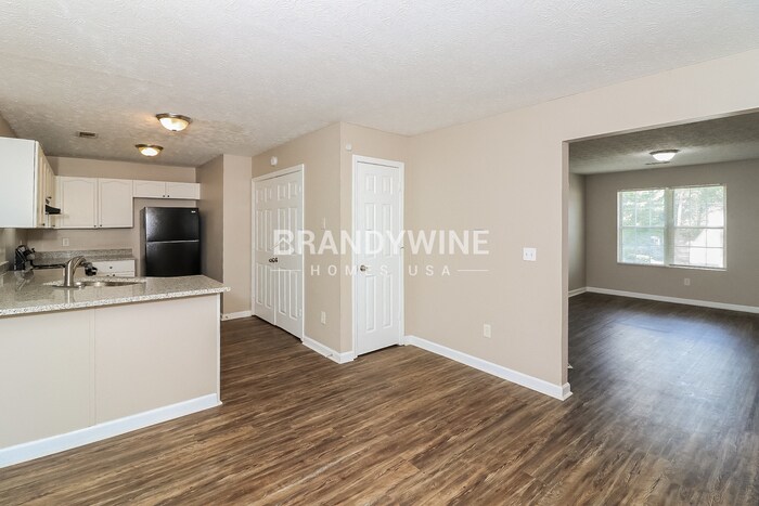 Building Photo - 631 Waynes Ct SE