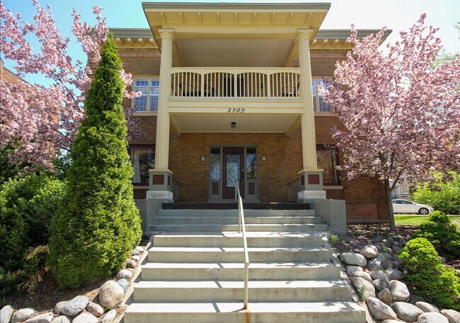 Building Photo - 2509 Girard Ave S