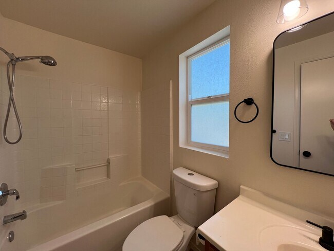 Building Photo - Newly Remodeled Home