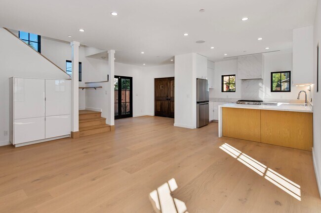 Building Photo - 4285 Carpinteria Ave