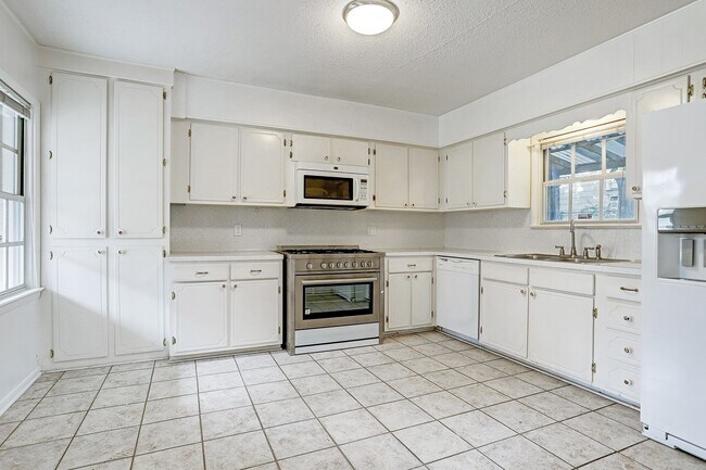 Building Photo - 6735 Fairfield St