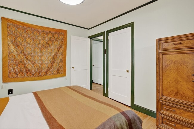 Building Photo - Fully Furnished Home with an Incredible Mi...