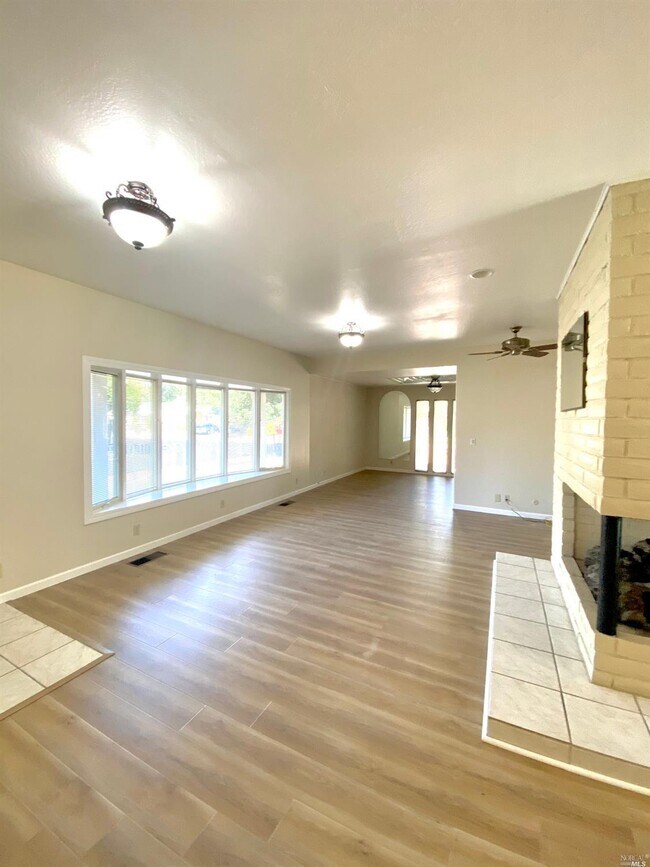 Building Photo - 723 Brookside Dr