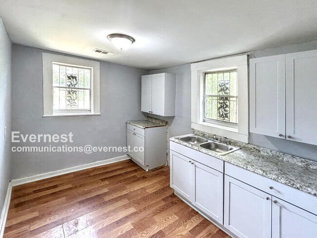 Building Photo - 2028 Powderly Ave SW