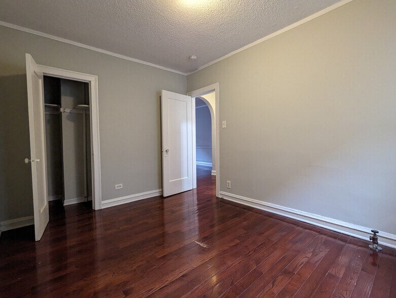 Building Photo - 540 W Surf St