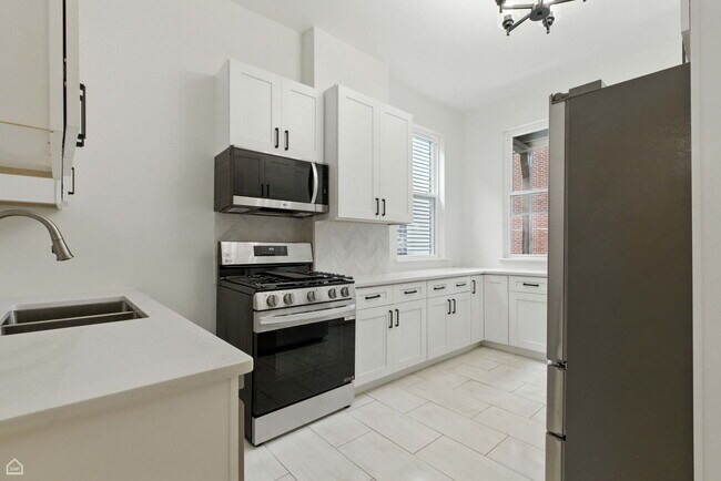 Building Photo - 909 W Addison St