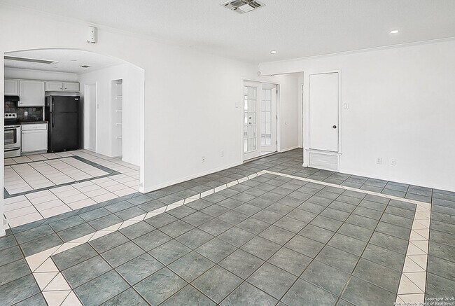 Building Photo - Charming 3 Bedroom in Pipers Meadow