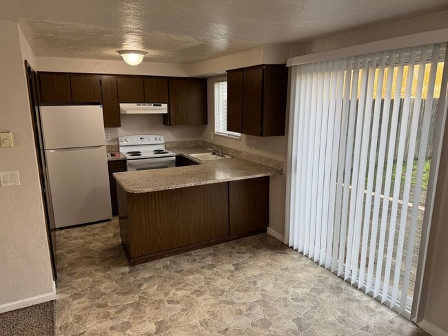 Building Photo - Updated 2 bedroom 1.5 bathroom duplex in Springfield!