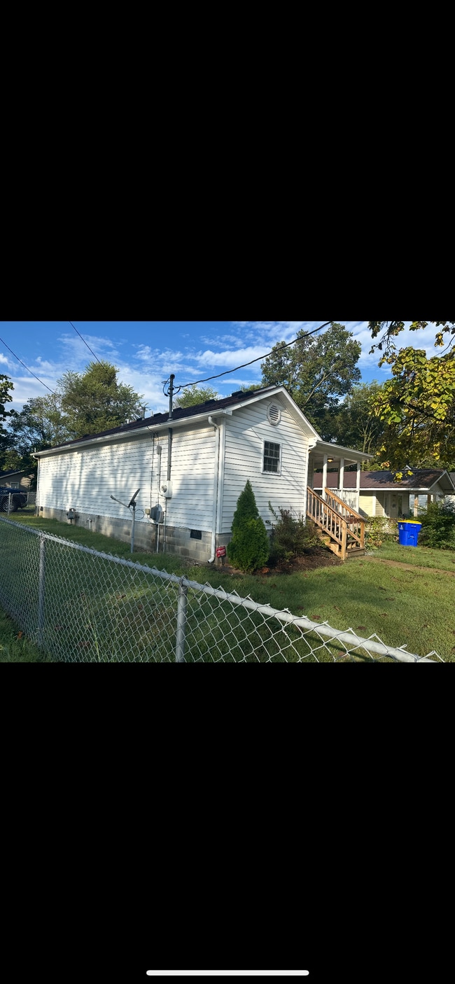 Building Photo - 135 W 14th Ave