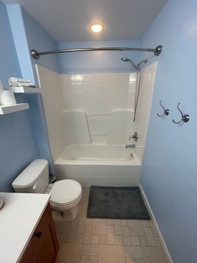 Building Photo - Spacious 3BD/2.5BTH Available for Lease in...