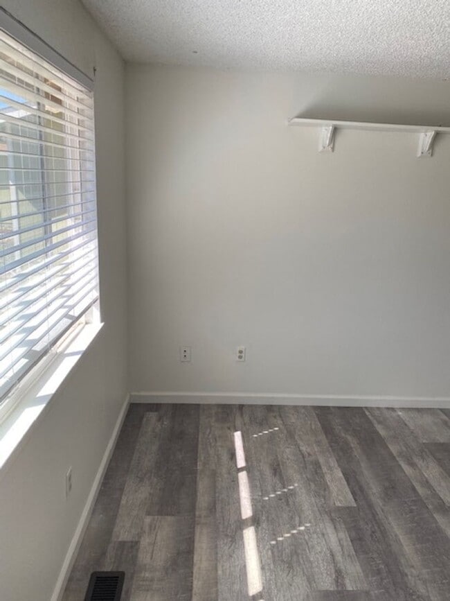 Building Photo - Spacious home on Large Lot