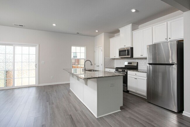 Building Photo - Beautiful 3 bedroom, 2.5 bath townhome nea...